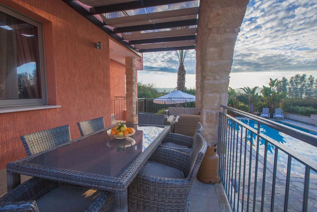 Villa Saraliana Sandy Beach Villas - Heated Pool - Jacuzzi - Private Beach Area Polis Kamer foto